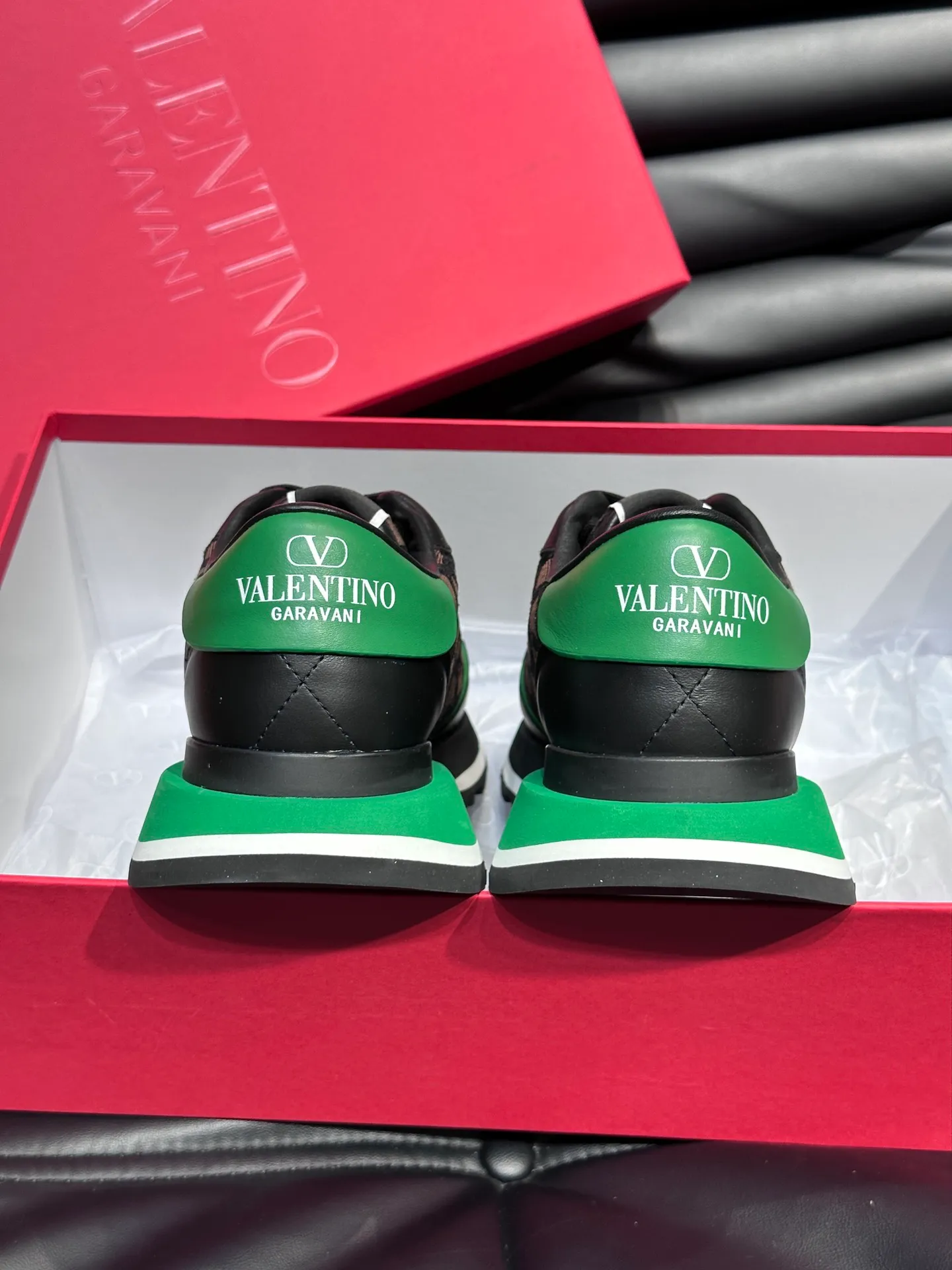 P540💰 Product trademark: VALENTINO "Valentino" Regular size: 38-44 [45 customized] Product materials: Warren men's casual sports shoes, made of multi-material splicing, calf leather stitched with suede cowhide, fabric mesh upper, fabric tongue decorated with brand badge, rubber rivet decorative details on the heel, rivet rubber outsole, non-slip, wear-resistant and shock-absorbing, pure cotton inner foot pad, comfortable and breathable, comes with original box packaging bag!